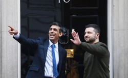 Zełenski przyszedł z darem do brytyjskiego parlamentu. "Mamy wolność, dajcie nam skrzydła, abyśmy mogli ją chronić"