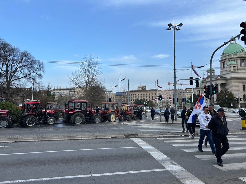Razbijeni traktori ispred Pionirskog parka