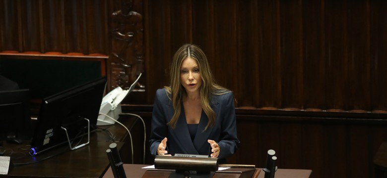 Małgorzata Rozenek-Majdan późnym wieczorem w Sejmie. Na tapecie in vitro