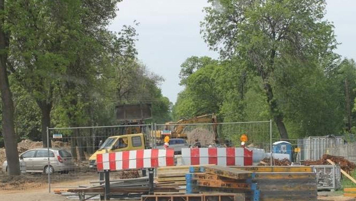 W tym roku miał być gotowy 20-kilometrowy odcinek drogi krajowej od Dębiny, przez Gorzów Śląski, Praszkę, aż do Rudnik. Drogę zamknięto, a firmy wykonujące remont zbankrutowały - podaje "Nowa Trybuna Opolska".