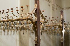 'Nie mamy pańskiego płaszcza...'. UOKiK o szatniach i zaginięciach garderoby