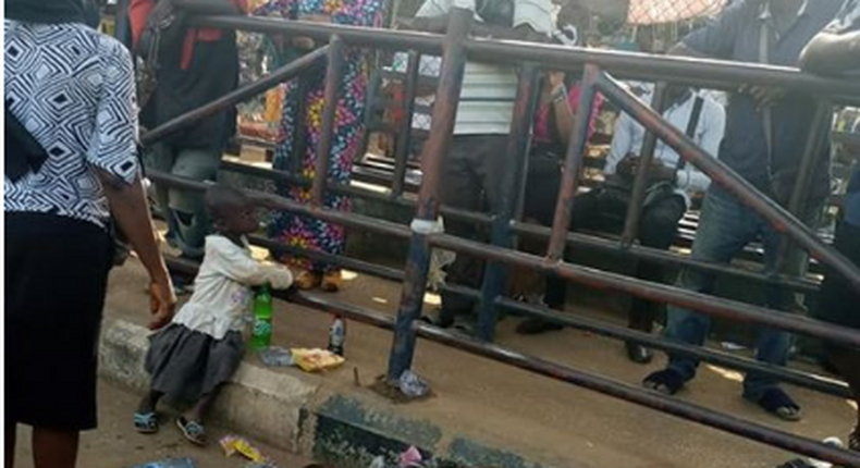 Little girl stranded at BRT station, sits ignorantly beside her mother’s dead body (photos)