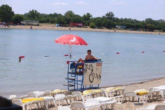 SRBIJA GORI NA SKORO 35 STEPENI, BEOGRAĐANI POHRLILI NA ADU Doktorka upozorava: Ako radite ove DVE STVARI na kupalištu, u ozbiljnoj ste OPASNOSTI!