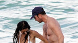 Dylan McDermott z seksowną partnerką na plaży w Miami