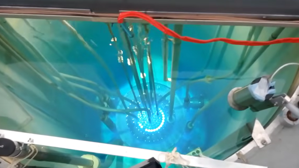 Zastrašujući zvuk i plavi sjaj. Ovako izgleda nuklearni reaktor kada se pokrene (VIDEO)