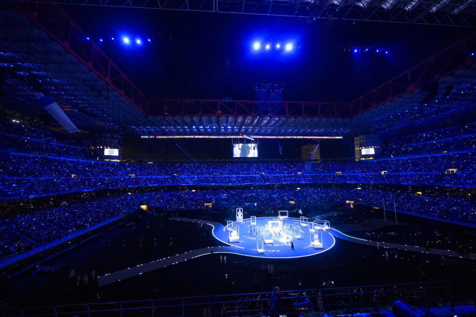 Atmosféra otváracieho ceremoniálu XXV. zimných olympijských hier Miláno-Cortina 2026 na štadióne San Siro v Miláne.