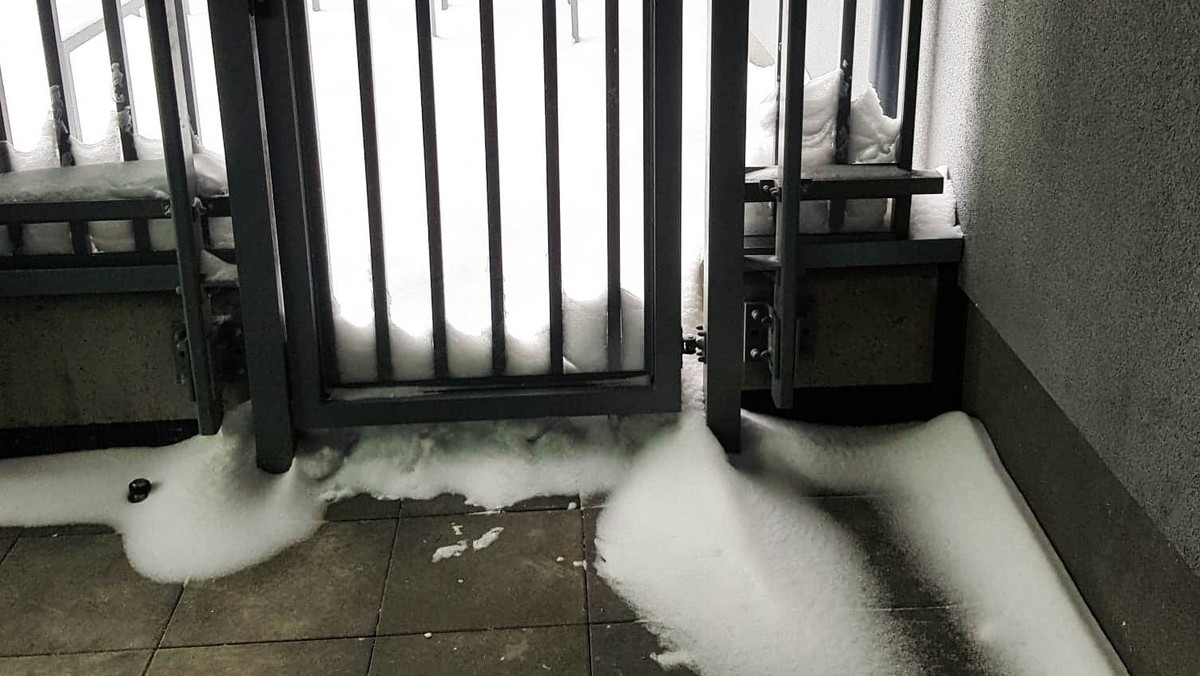 Gdańsk: Spór o otwartą klatkę schodową. Do środka nawiewa śnieg