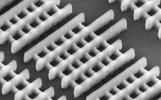 Obraz z mikroskopu elektronowego pokazujący strukturę 22-nanometrowych tranzystorów Tri-gate Intela. Niższe paski to żebra kanału, a wyższe to bramki.