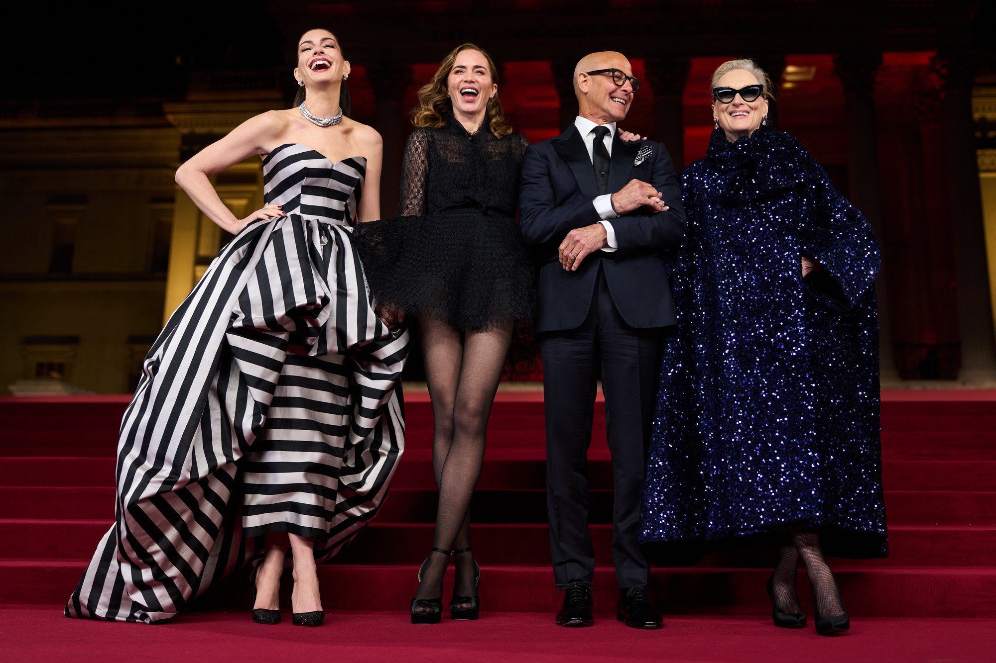Zľava Anne Hathaway, Emily Blunt, Stanley Tucci a Meryl Streep pózujú fotografom pri príchode na fototermín pod názvom „A Night With Runway: The Devil Wears Prada 2“ v Londýne. 