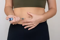 Ten skutek uboczny leków odchudzających wyjątkowo martwi pacjentów. Lekarze uspokajają: to przejściowe