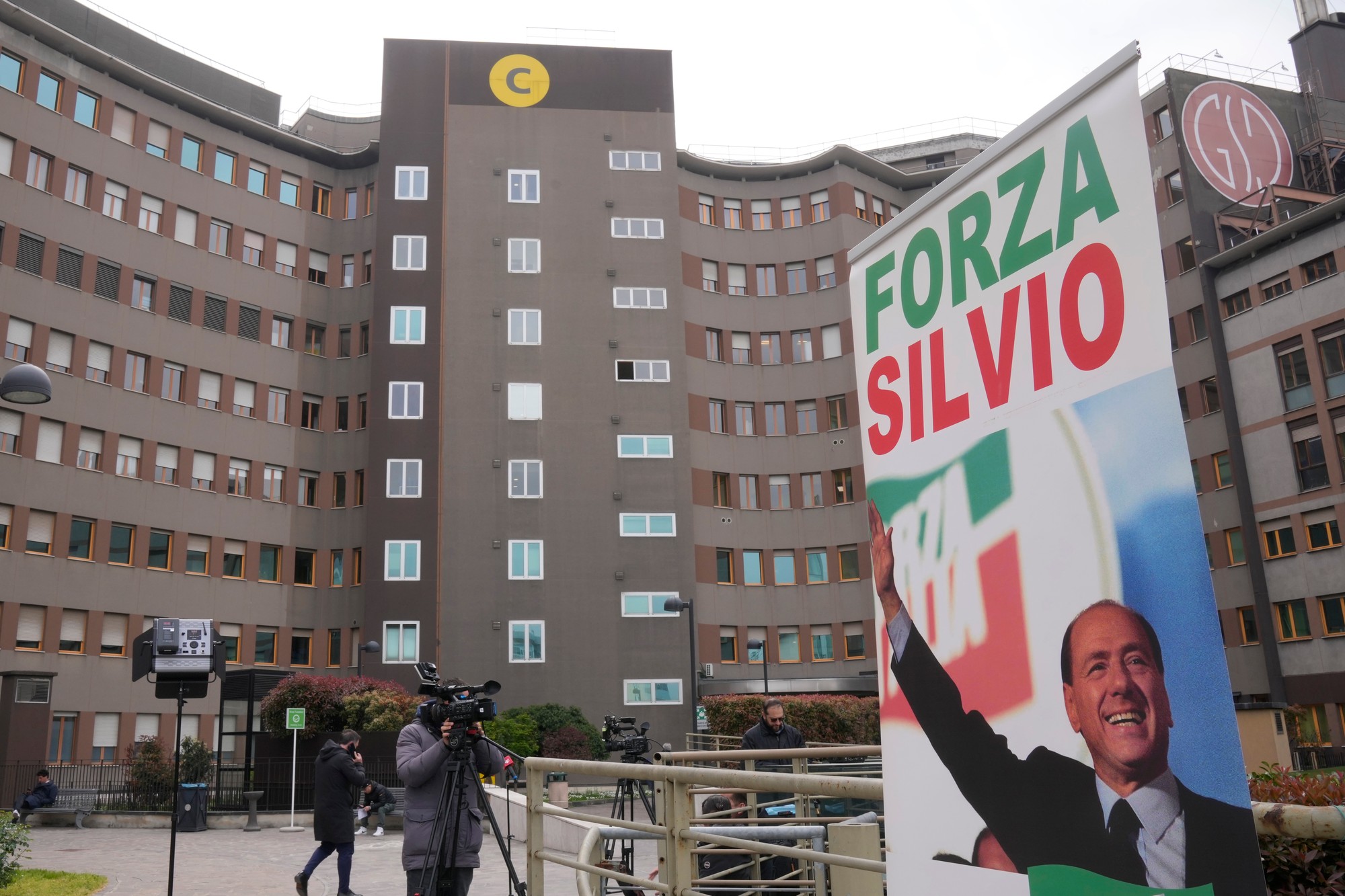 Transparent s nápisom "Forza Silvio" (Vpred Silvio) pred nemocnicou sv. Rafaela v talianskom Miláne 7. apríla 2023.
