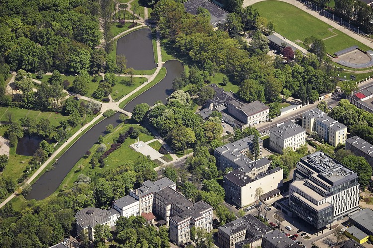 Widok na Park Helenów w obrębie ulic Północnej, Źródłowej i Smugowej.

Okres najintensywniejszego rozwoju miasta odcisnął piętno na architekturze - można tu znaleźć secesyjne kamienice oraz budynki pofabryczne, które są obecnie rewitalizowane i dzielone na lofty.