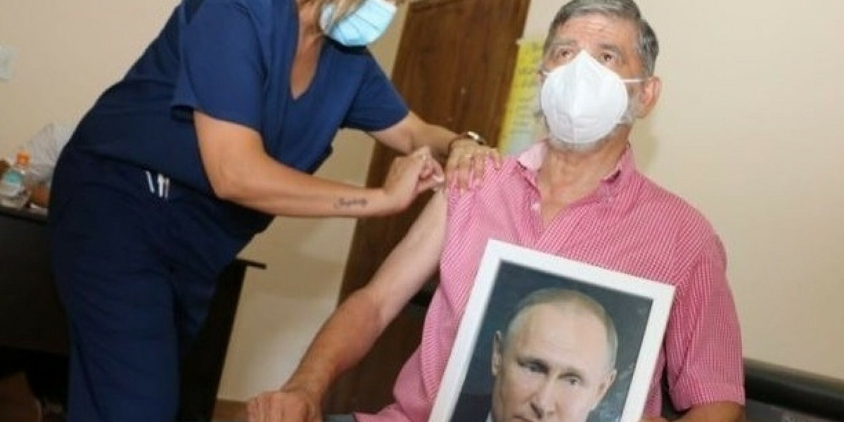 Analitycy twierdzą, że Rosjanie byli w stanie ruszyć z eksportem preparatu częściowo z powodu powszechnego sceptycyzmu Rosjan wobec stworzonej w kraju szczepionki. Na zdjęciu burmistrz argentyńskiego miasta Roque Perez przyjmuje preparat Sputnik V. 