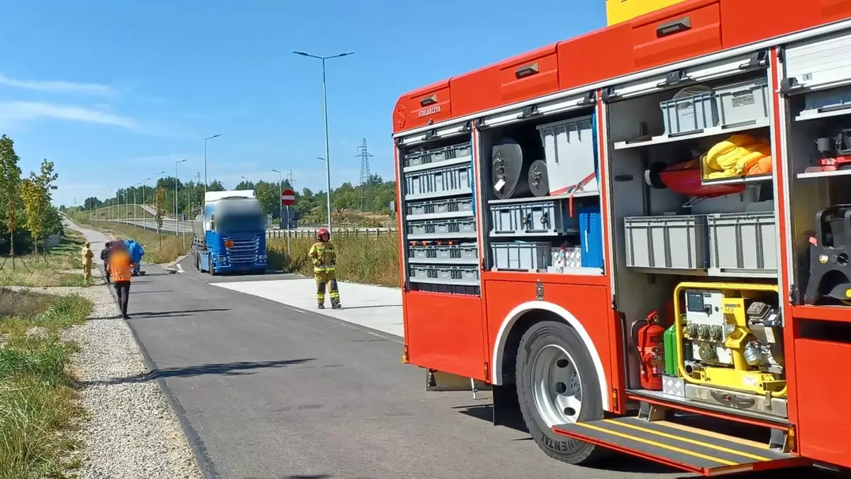 Z cysterny na drogę wyciekał kwas. Musieli interweniować strażacy