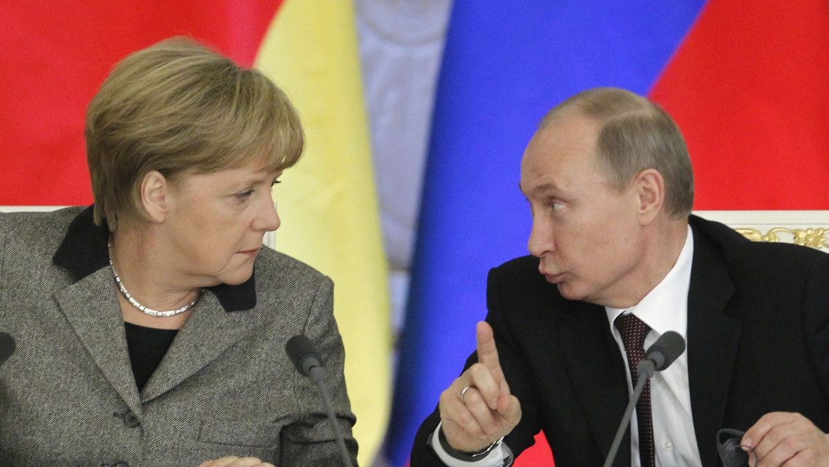 Rosyjski prezydent Władimir Putin oświadczył na konferencji prasowej na Kremlu po rozmowach z niemiecką kanclerz Angelą Merkel, że potwierdziły one "szczególny charakter strategicznego dialogu" Rosji i Niemiec. W trakcie spotkania padło też trochę żartów. Putin zaproponował, aby podczas Mistrzostw Świata w piłce nożnej w 2018 roku rozgrywanych w Rosji reprezentacje Rosji i Niemiec... zamieniły się.