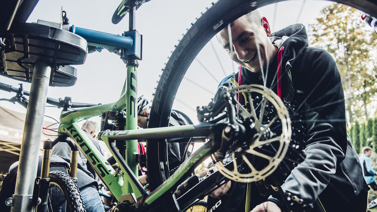 Dzięki tej weekendowej inicjatywie od kwietnia do czerwca będzie można sprawdzić jak to jest dosiadać ultralekkiej szosówki, odkryć potencjał najnowszych modeli górskich z doładowaniem elektrycznym i przekonać się, jakie wrażenia gwarantują rowery, na których ścigają się Maja Włoszczowska oraz mistrzyni świata Jolanda Neff z Kross Racing Team. Do testów firma z Przasnysza przekazała ponad 50 rowerów.