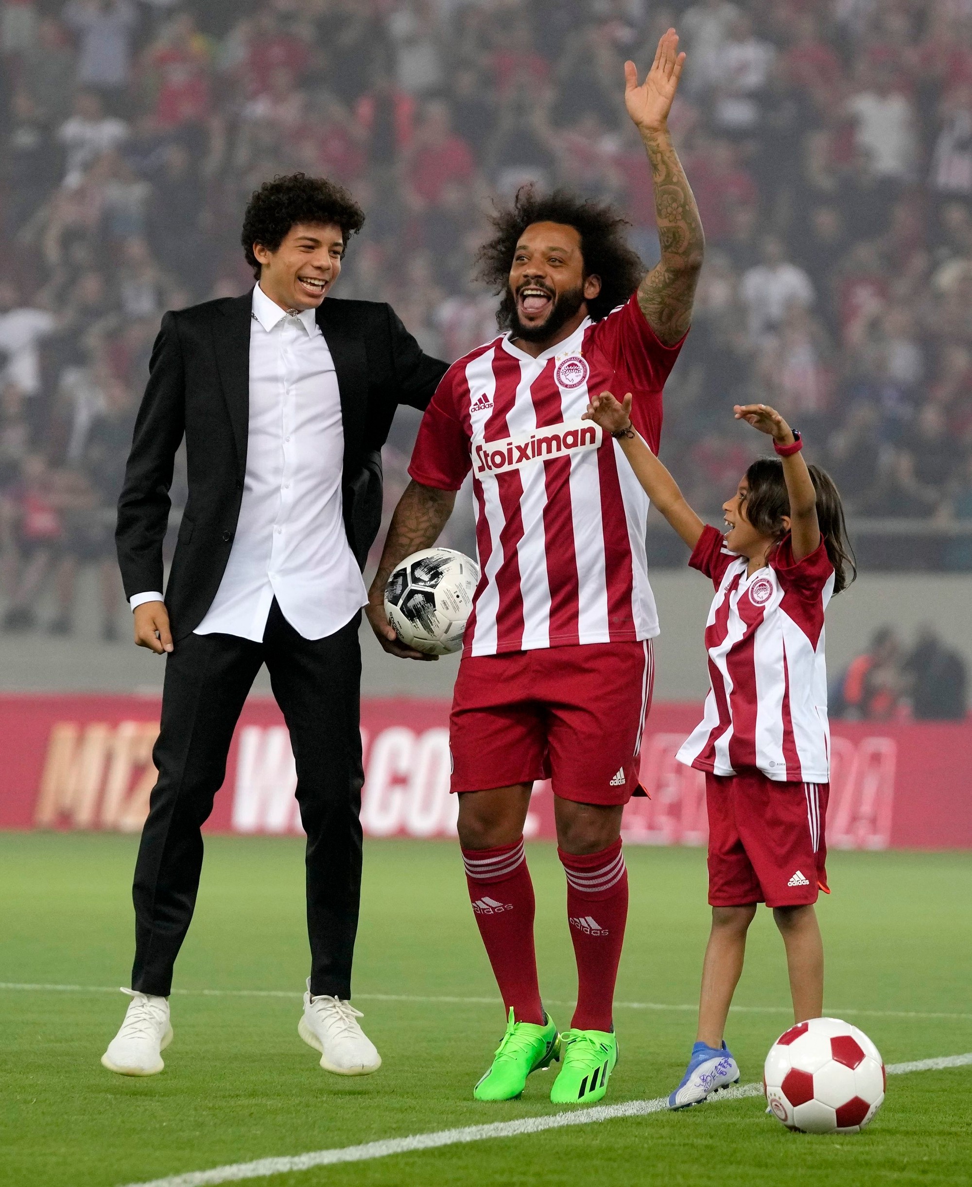 Marcela vítalo v Pireu 20.000 fanúšikov Olympiakosu.