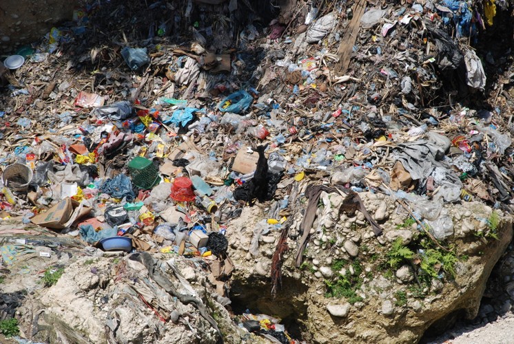 Osuwisko pełne śmieci, kóre zjadają kozy