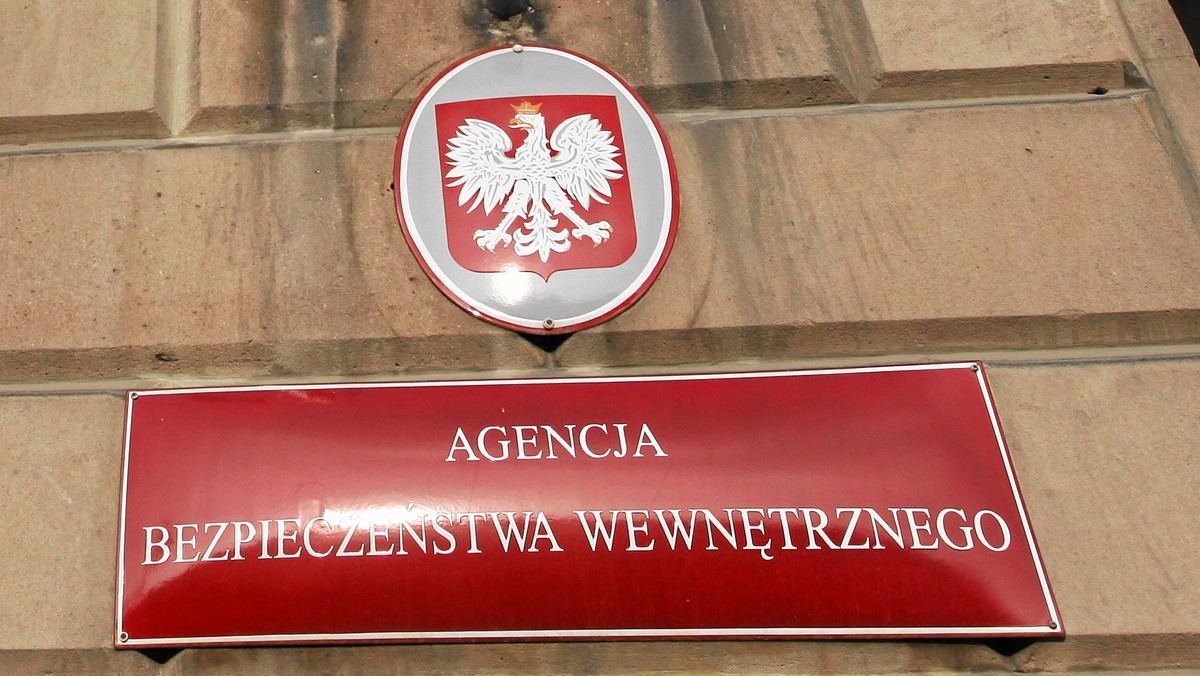 Na trzy miesiące sąd aresztował dziś byłego funkcjonariusza ABW z delegatury w Płocku, którego zatrzymało CBA. Prokuratura Apelacyjna w Warszawie podejrzewa go o płatną protekcję i korupcję - poinformował jej rzecznik Zbigniew Jaskólski.