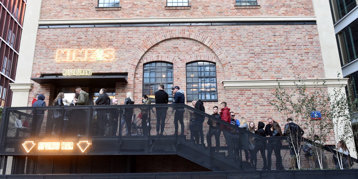 Kolejki przed restauracją Roberta Lewandowskiego. 