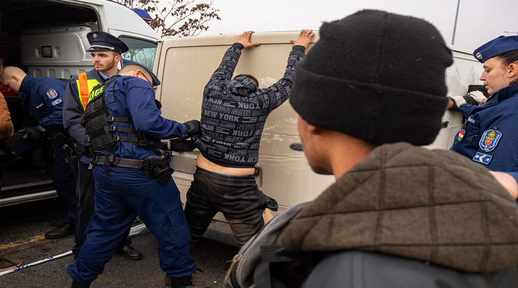 Rendőrökre lőttek a menekülő embercsempészek, elfogták őket /Fotó: Police.hu