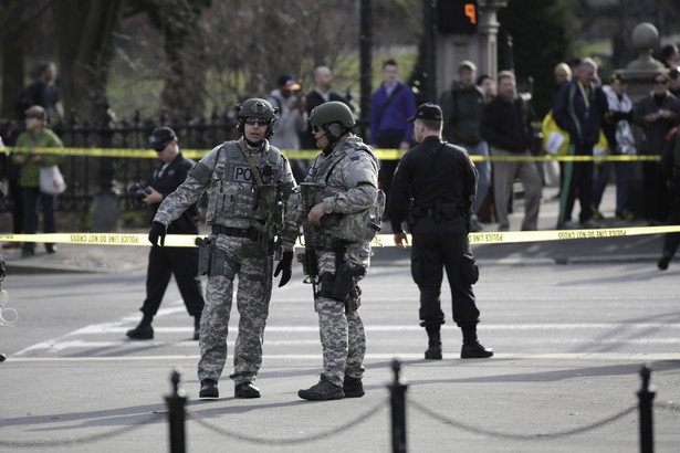 Policja po ataku podczas maratonu w Bostonie