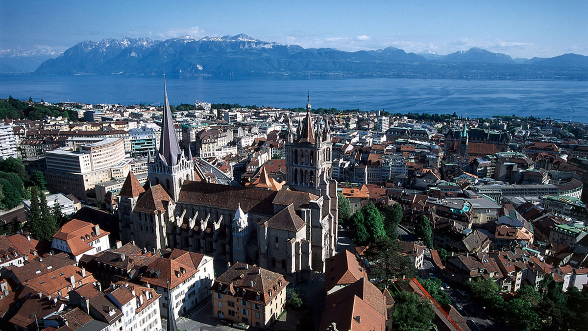 Na szwajcarskiej riwierze życie wrze nieustannie. Latem największy festiwal jazzowy na świecie przyciąga do Montreux tysiące ludzi. Kiedy muzyka ucichnie, wydaje się, że zapanuje spokój. Błędne mniemanie.