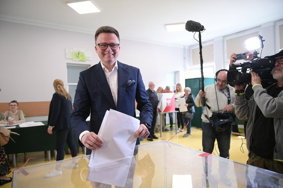 Marszałek Sejmu Szymon Hołownia podczas głosowania w Otwocku