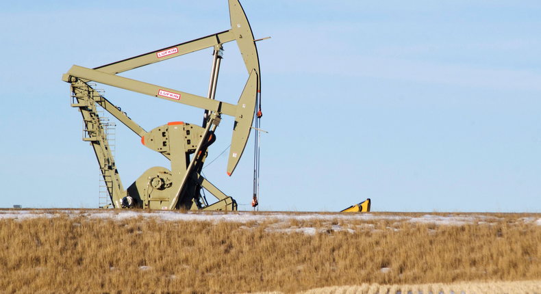 FILE PHOTO: An oil pumpjack operates near Williston, North Dakota January 23, 2015.  REUTERS/Andrew Cullen