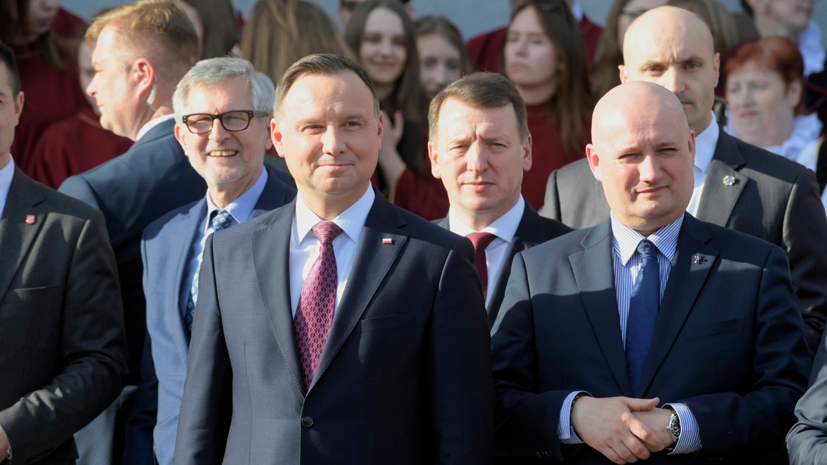 Andrzej Duda poinformował o rozmowach jakie odbyły się między nim a przewodniczącą Rady Dialogu Społecznego Dorotą Gardias. - Zgodziłem się z jej propozycją, by obrady okrągłego stołu ws. oświaty odbyły się w "formule rozszerzonej Rady Dialogu Społecznego", a miejscem obrad został Belweder - powiedział prezydent. Andrzej Duda wypowiedział się również na temat pracy nauczycieli i ich zarobków.