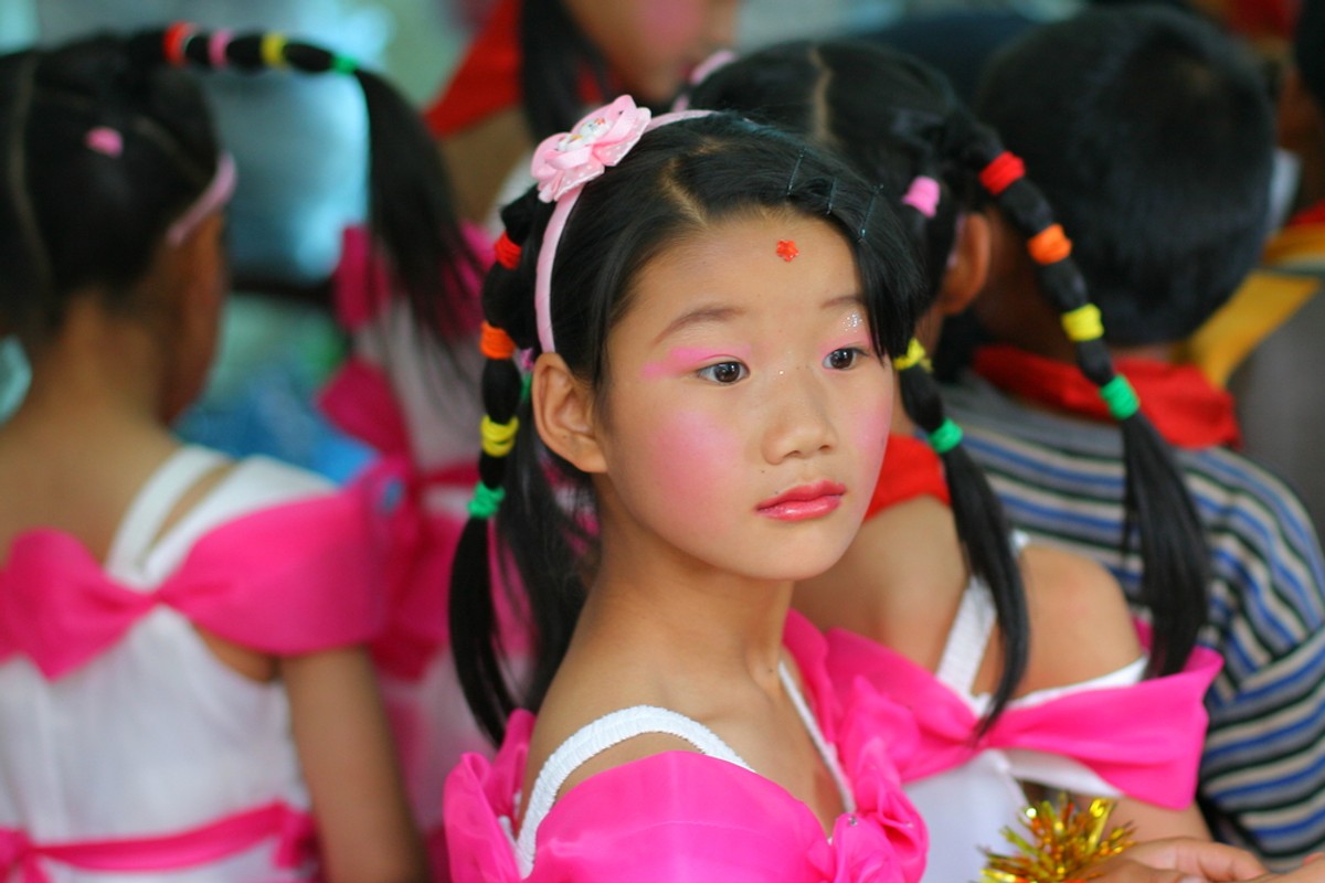 Dziewczynka w chińskiej szkole