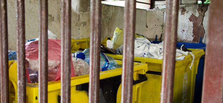 Wyrzucanie śmieci tylko w ustalonych godzinach i pod okiem pracownika administracji