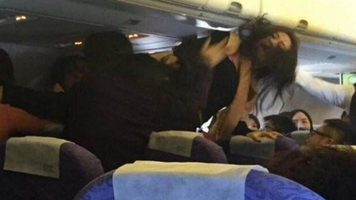 Płaczące dziecko miało być powodem bijatyki, do której doszło w samolocie chińskich linii lotniczych. Interweniował pilot maszyny - podaje serwis Mashable.