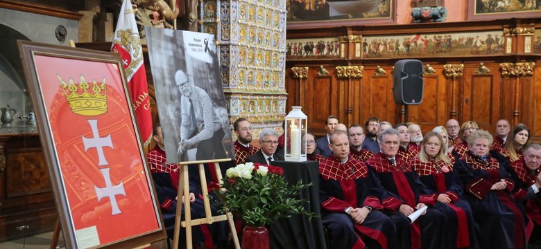 Radni Gdańska oddali hołd Adamowiczowi. Trumna z ciałem prezydenta wystawiona w ECS
