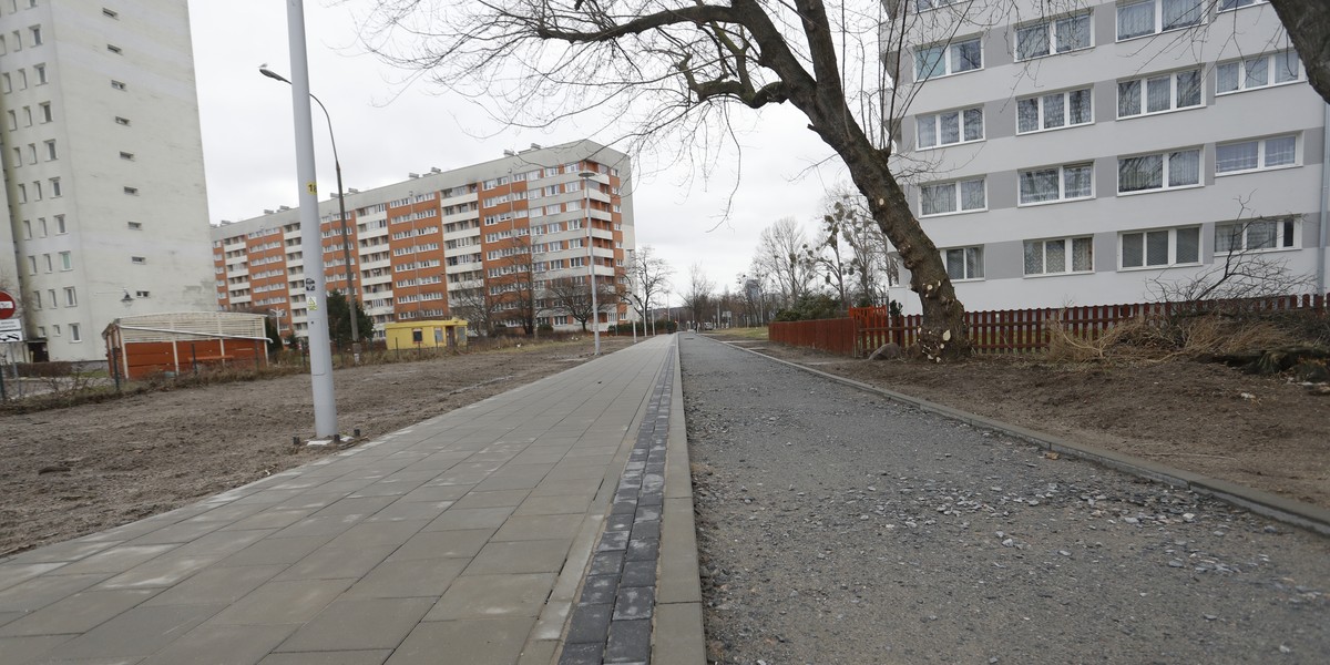 Prace trwają: ułożono już chodnik i podbudowę pod drogę rowerową!