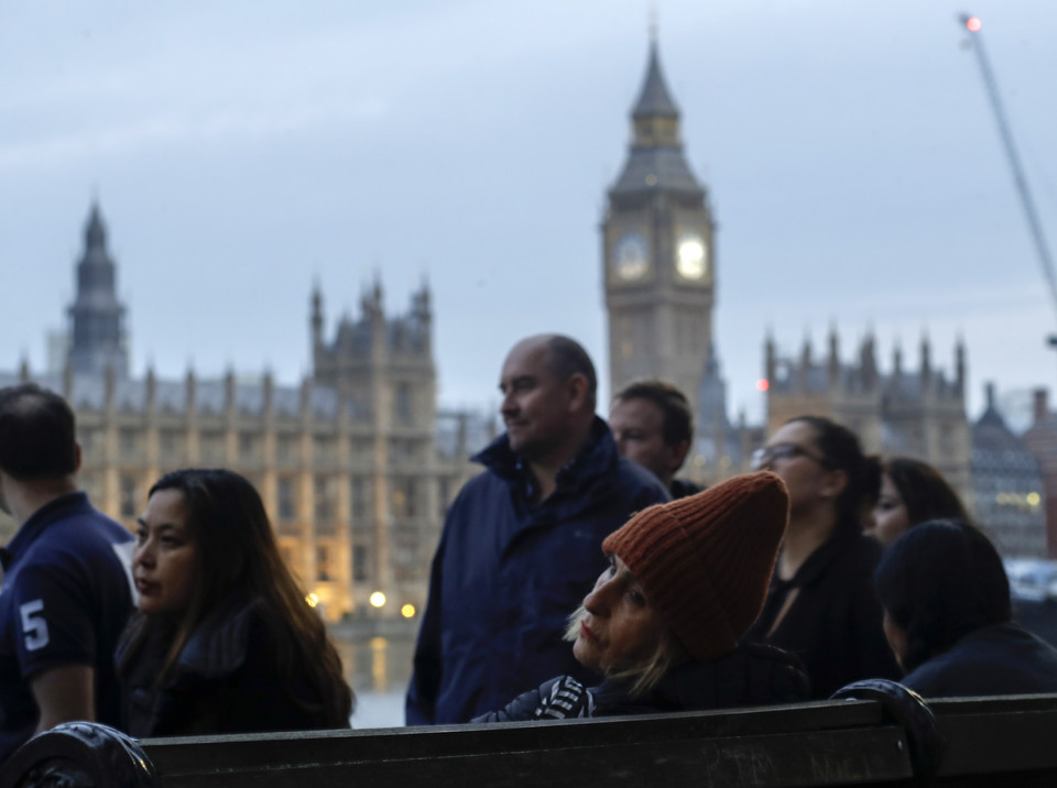 Ludzie czekający w kolejce do pożegnania Elżbiety II w Londynie