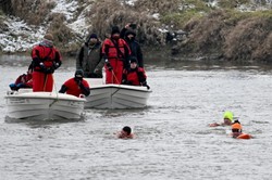 Nietypowa impreza w Sandomierzu. 37 śmiałków pokonało Wisłę wpław