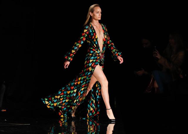 A Versace 20 évvel később újraálmodta Jennifer Lopez legendás meztelenruháját