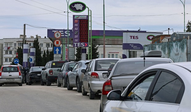Kolona vozila ispred benzinske pumpe u Sevastopolju, na Krimu - gotografija od 1. juna 2026. | Foto: Reuters