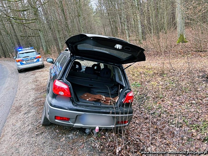 Pijany wjechał autem do rowu. Potem chciał je wyciągnąć drugim...