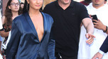 Demi Lovato w niebieskim garniturze