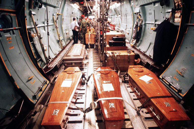 Trumny z ciałami kongresmana Leo J. Ryana i członków jego partii w ładowni samolotu C-141 Starlifter. Zostali zabici w Gujanie przez zwolenników wielebnego Jima Jonesa.