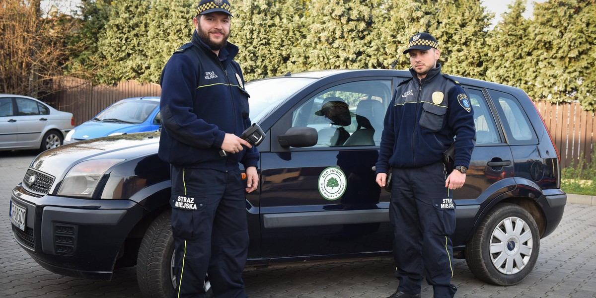 mł. specjalista Wojciech Borysewicz oraz strażnik Adam Jurasiński, z eko patrolu.