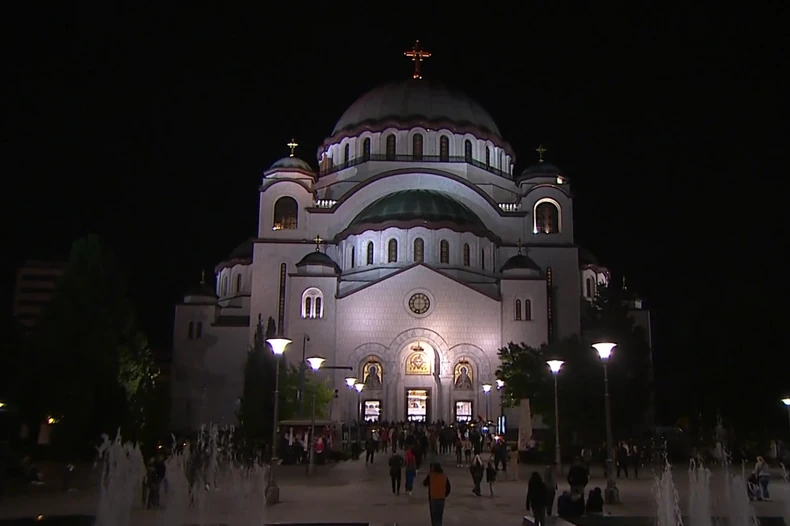Vernici se okupljaju za uskršnju liturgiju