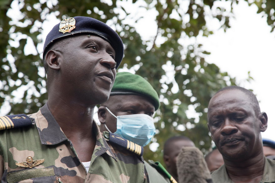 Zastępca szefa sztabu malijskich sił powietrznych i rzecznik junty wojskowej Ismael Wague podczas konferencji prasowej dzień po aresztowaniu malijskiego prezydenta Ibrahima Boubacara Keity, 19 sierpnia 2020 r.