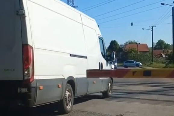 (VIDEO) KAO DA NAM JE MALO TRAGEDIJA Rampa spuštena, kombi zaobilazi kolonu i pravo preko pruge! A onda ga slede i ostali