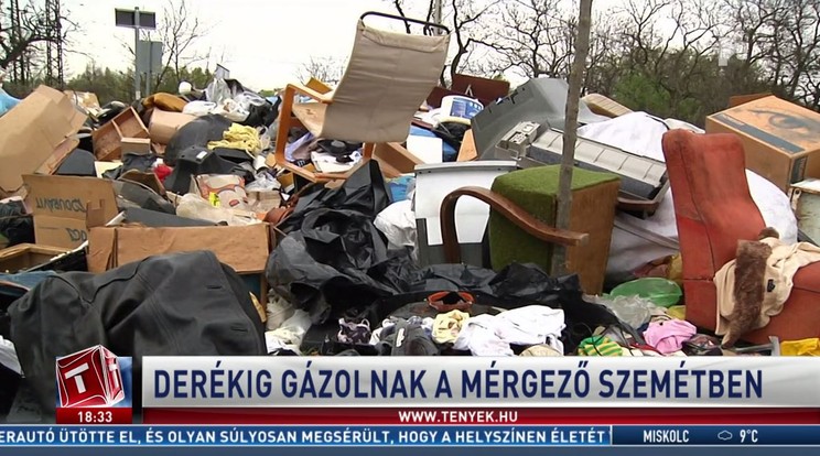 Derékig gázolnak a mérgező szemétben