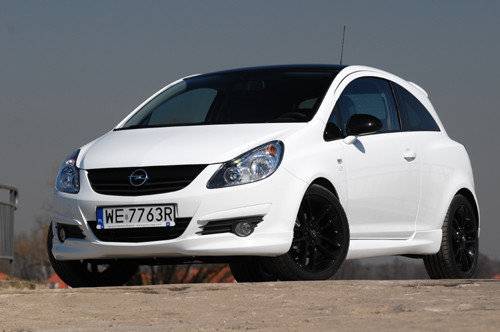 Opel Corsa 1.4 Black and White Intouch: Kontrast  emocjonalny