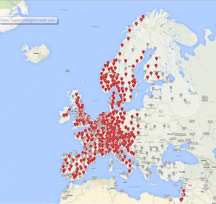 Ładowarki Tesli w Europie (czerwone - istniejące, szare - planowane)