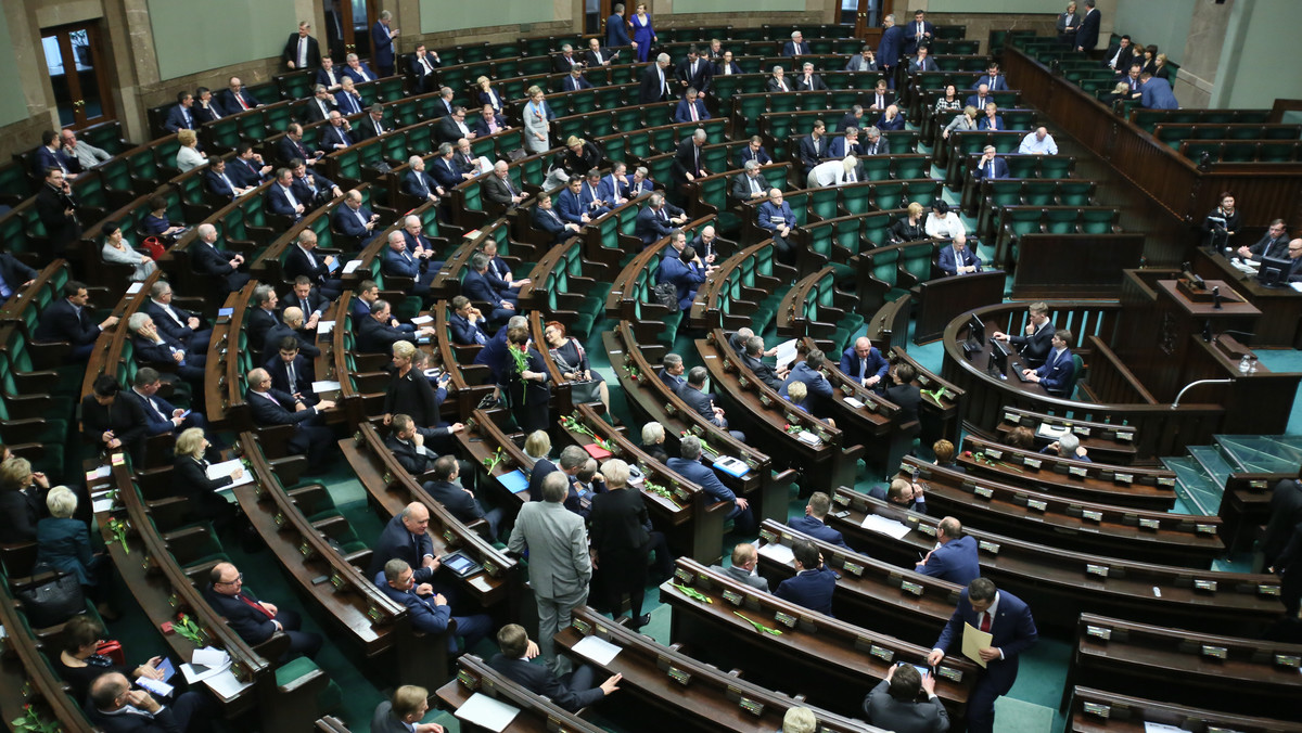 Obniżenie świadczeń pieniężnych posłom, którzy nie usprawiedliwili nieobecności w Sejmie 11 i 12 stycznia, nie jest karą. To normalna i zwyczajowa czynność, bezpośrednio wynikająca z regulaminu Sejmu - podkreśla Biuro Prasowe Kancelarii Sejmu.